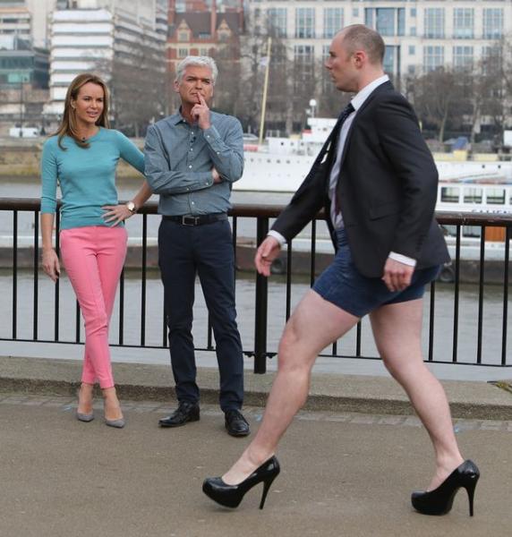 Amanda-Holden-filming-for-This-Morning-Show.jpg