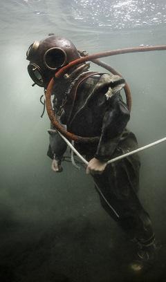 old-diving-suit.jpg